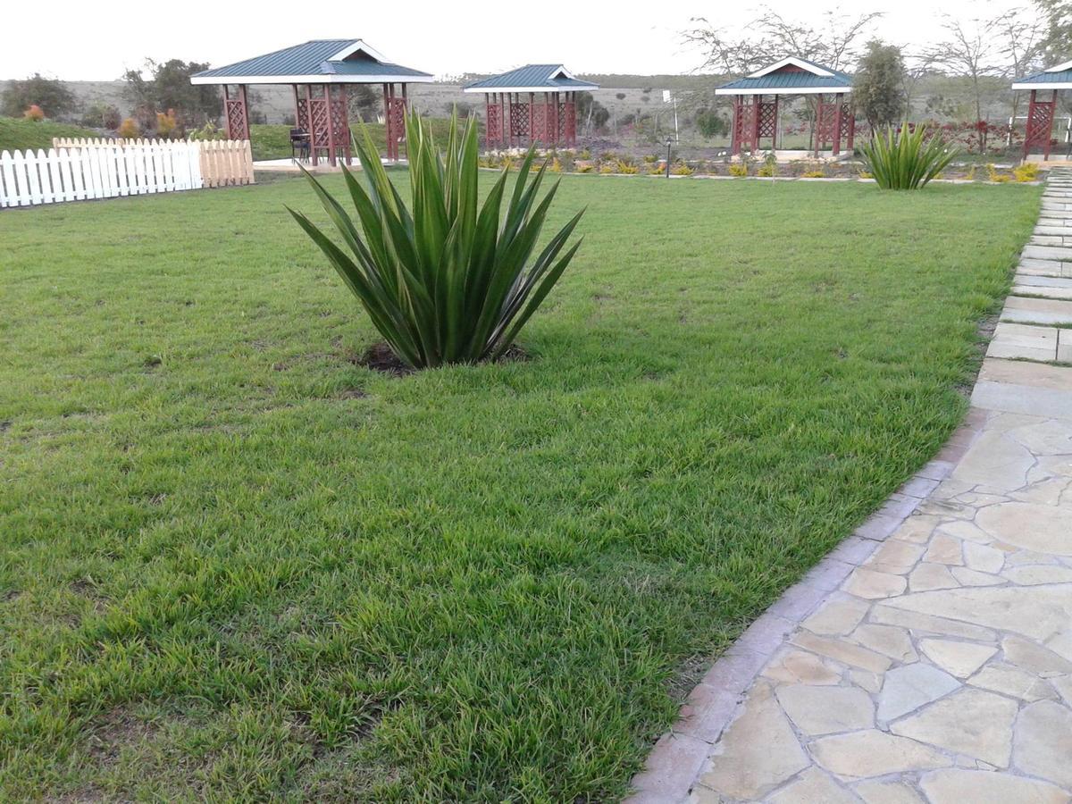 Tumaini Gardens Bed & Breakfast Kajiado ภายนอก รูปภาพ